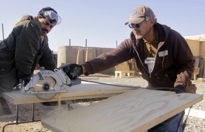 menuisier--min_men_working_construction_sawing_wood_building_marines_workers_equipment-1064481